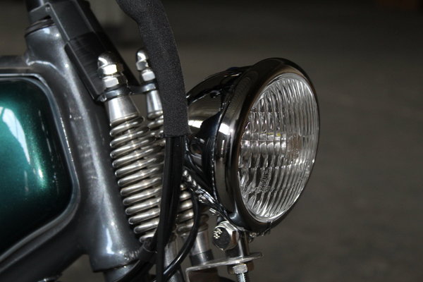 Frontscheinwerfer H4 mit verchromtem Gehäuse aus Motorradzubehör